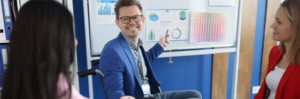 Symboliczne połączenie mózgu i monet, reprezentujące psychologię finansową